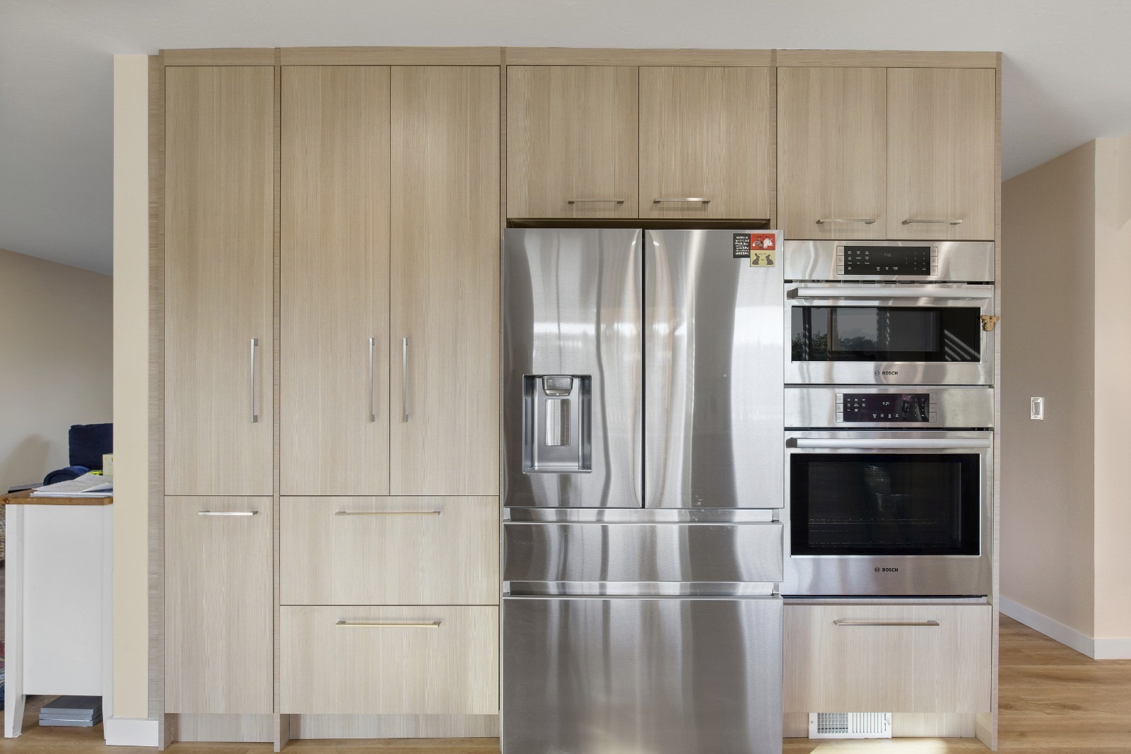 Modern Kitchen Cabinets and Appliances