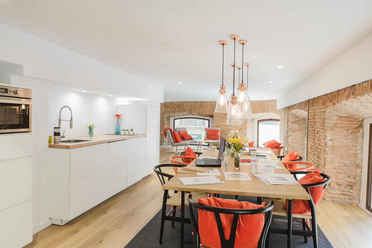 Bright, spacious kitchen